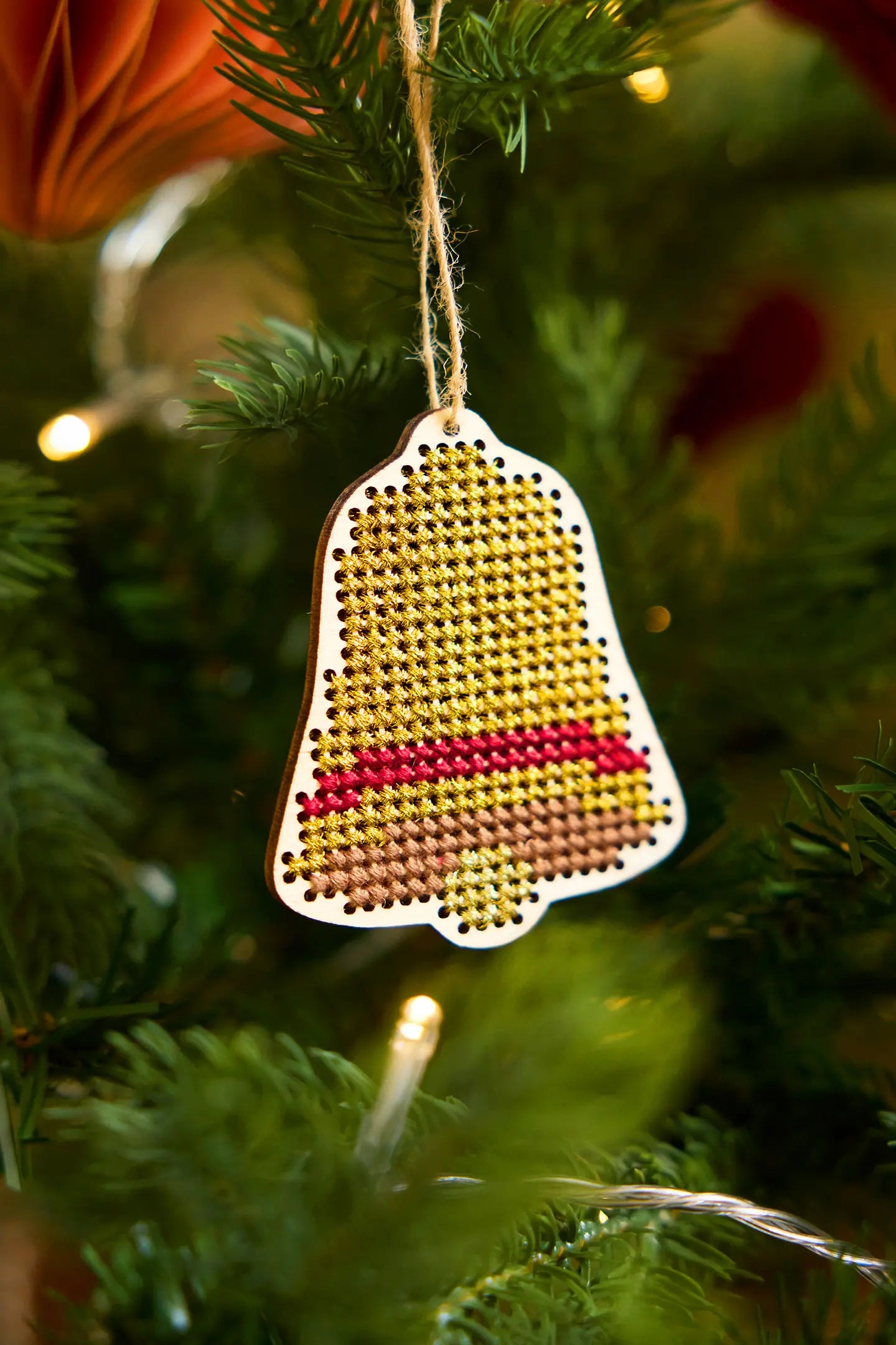 DMC - Listos para bordar: Adornos navideños en forma de campana