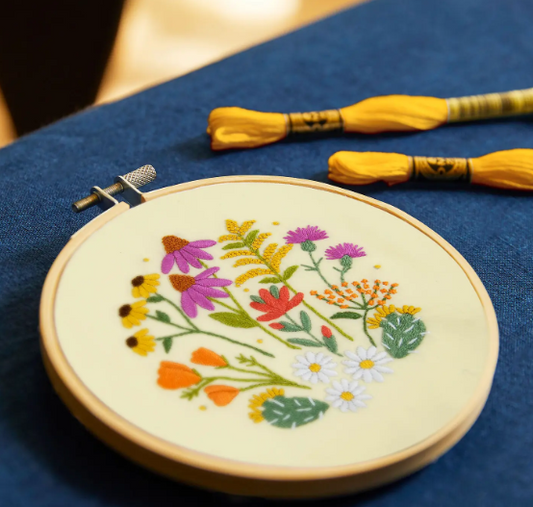 DMC - KIT de Bordado Jardín mediterráneo por Celeste Johnston
